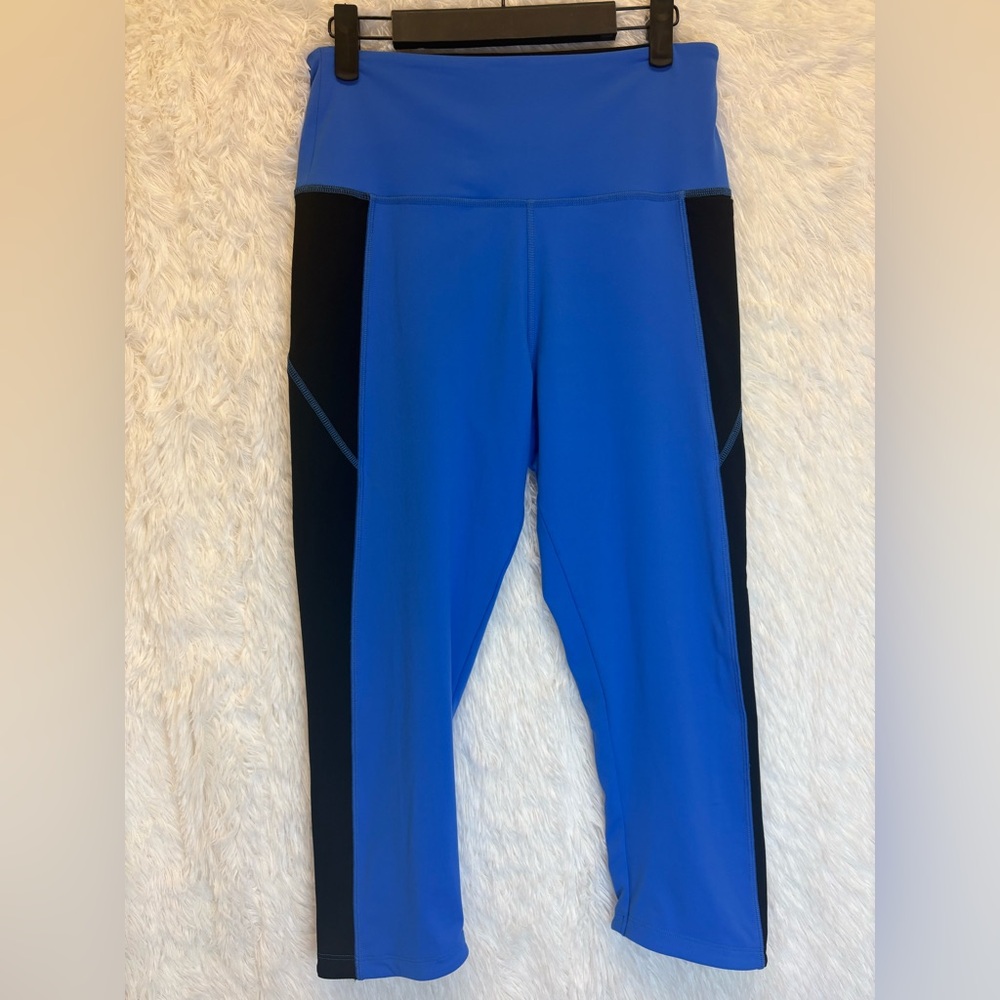 PINK Victoria's Secret Ultimate | Blue and Black Cropped Leggings | Size Medium💙